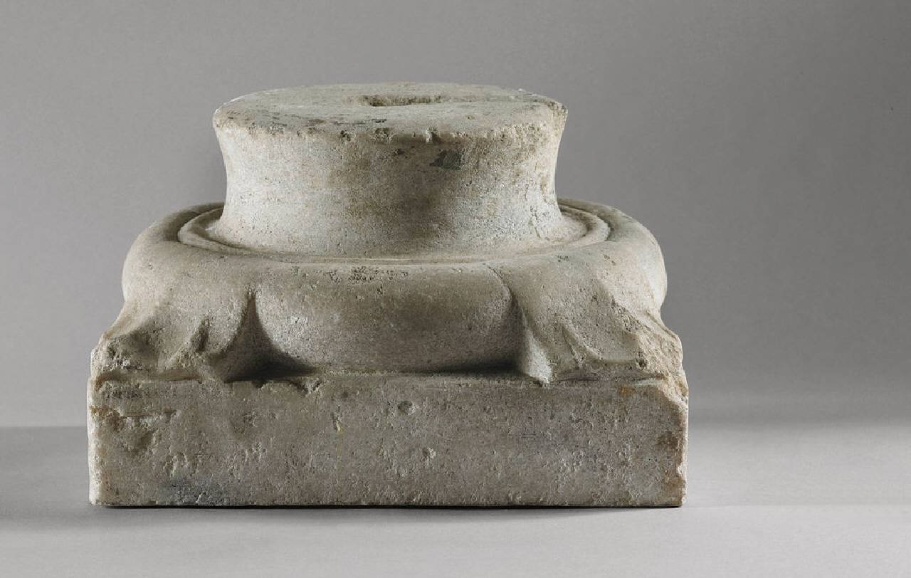 Base di colonna unghiata, una di tre (base di colonna) di Scultore - ambito lombardo (seconda metà sec. XIV)