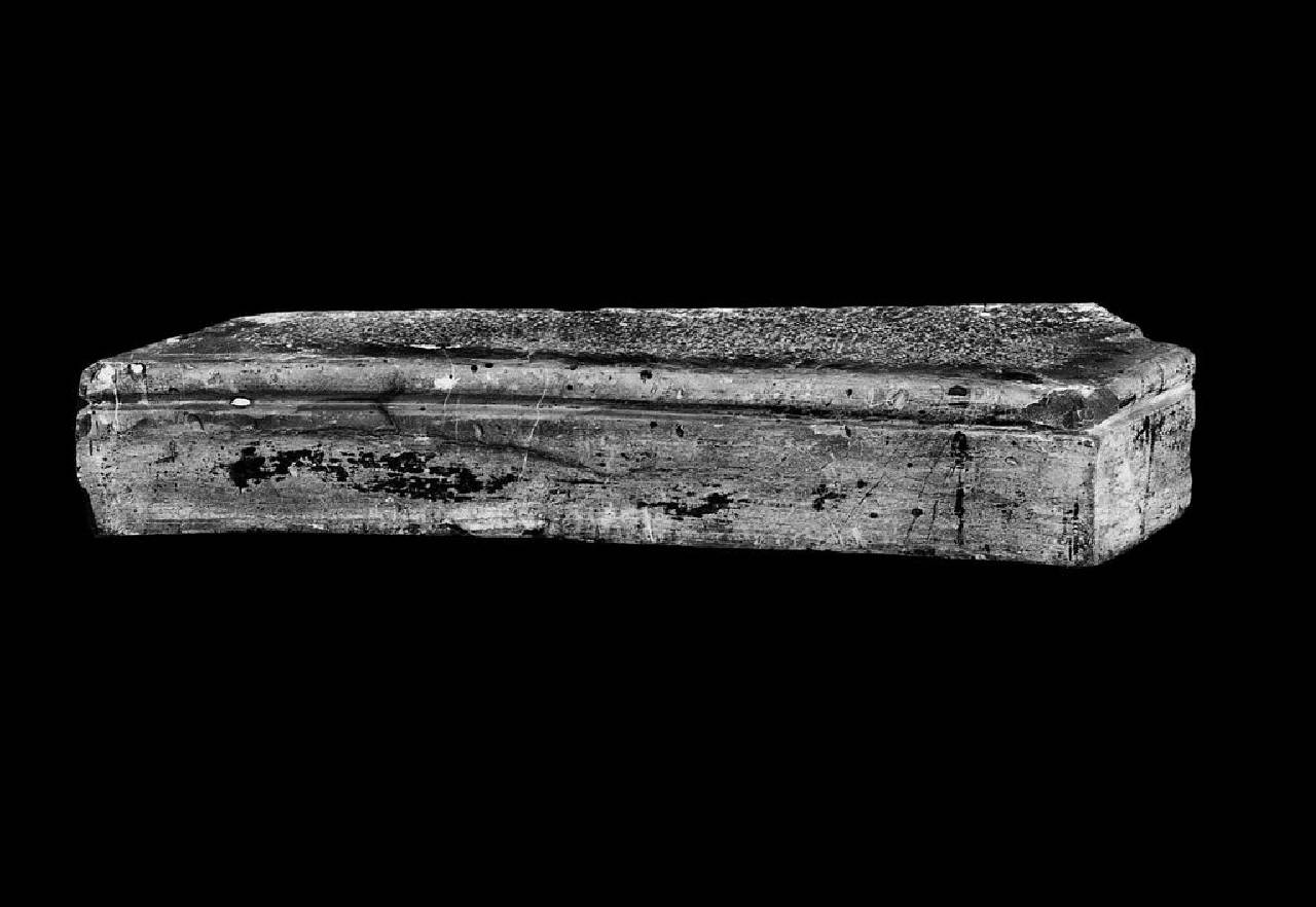 Elemento architettonico (gradino?) in marmo di Varenna (elemento non identificato) di Scultore - ambito lombardo (sec. XVII)