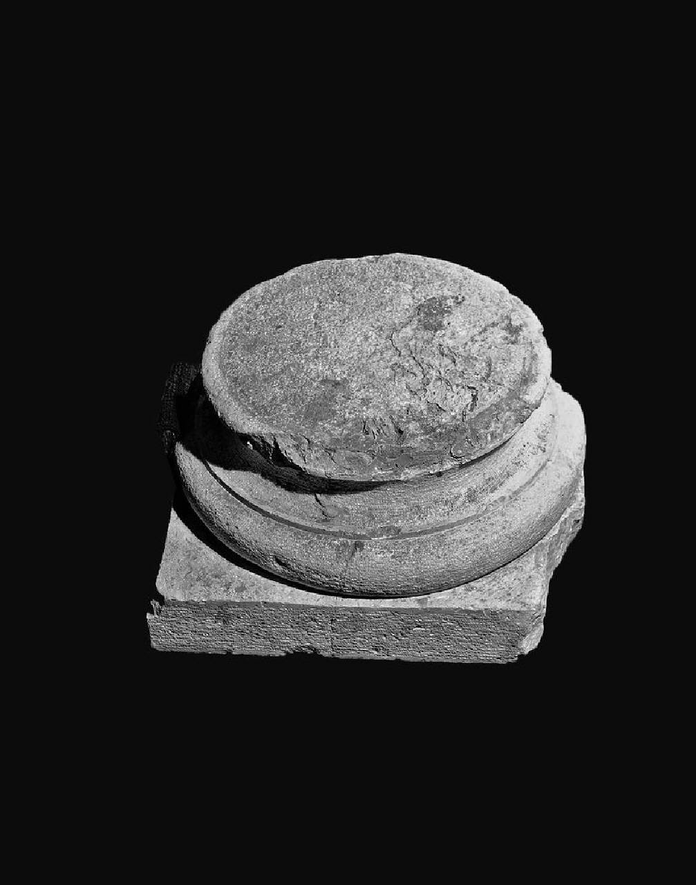Base di colonna, una di tre (base di colonna) di Scultore - ambito lombardo (seconda metà sec. XV)