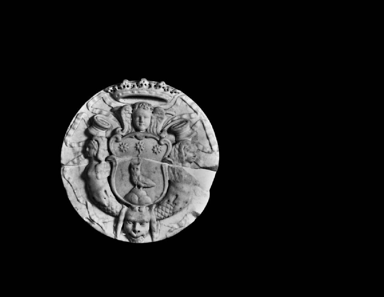 Tondo con stemma:... (tondo) di Scultore - ambito lombardo (sec. XVII)