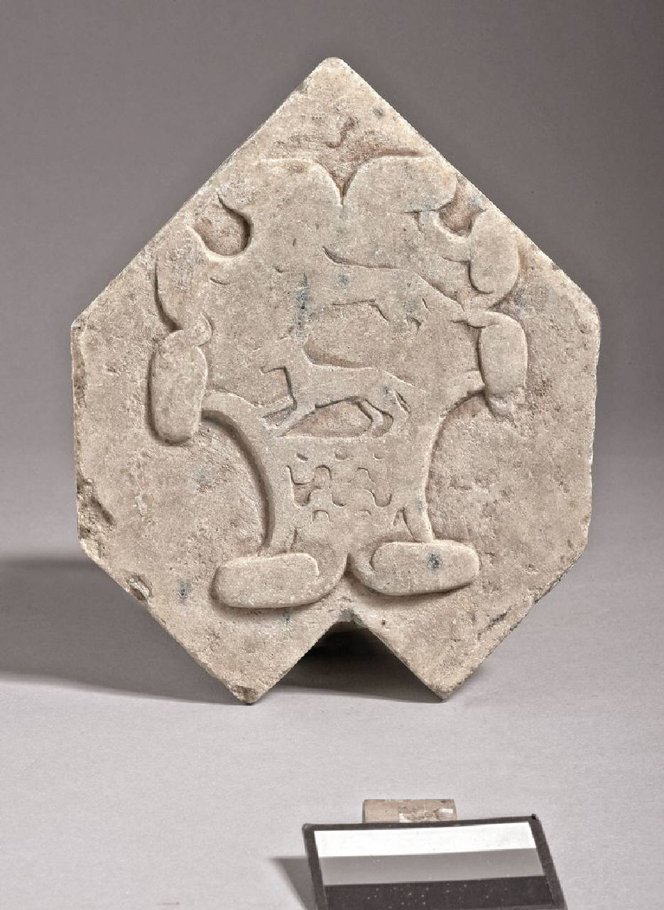 Lastra poligonale con stemma: da identificare (lastra poligonale) di Scultore - ambito lombardo (sec. XVI)