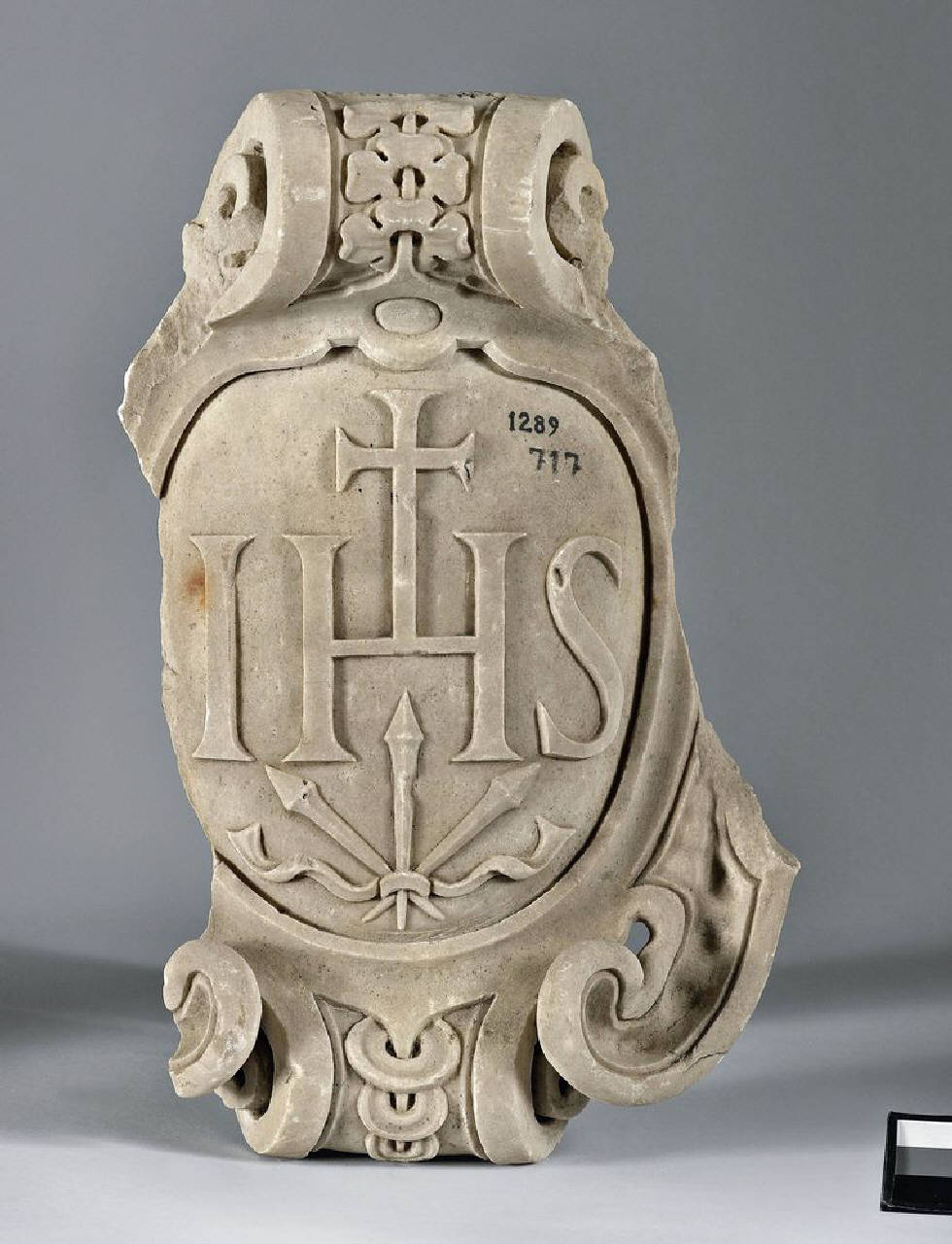 Scudo con monogramma di Cristo (scudo, parte di) di Scultore - ambito lombardo (seconda metà sec. XVIII)