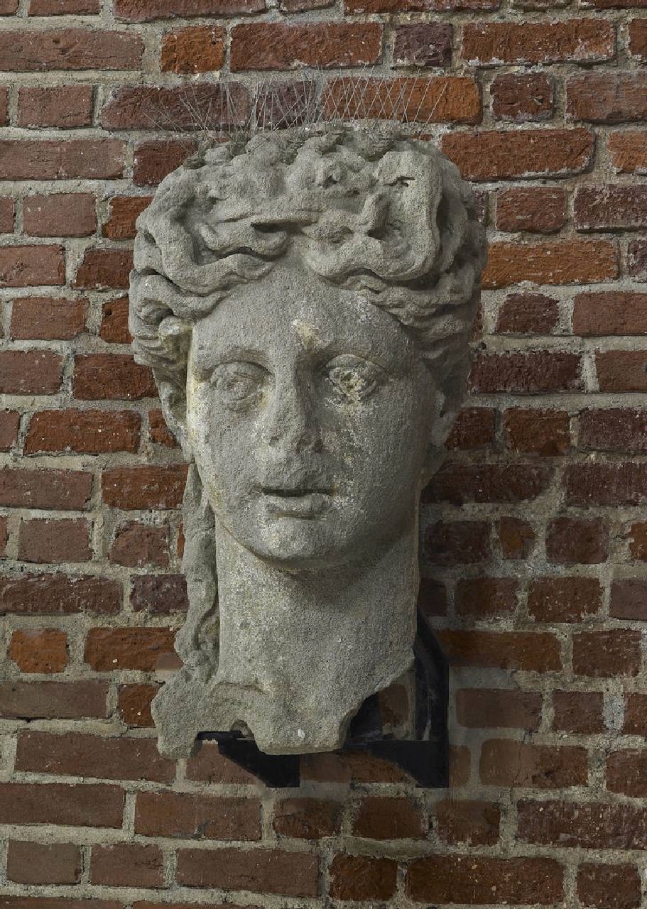 Mascherone femminile con due nastri tra i capelli (testa femminile) di Scultore - ambito lombardo (secondo quarto sec. XVI)