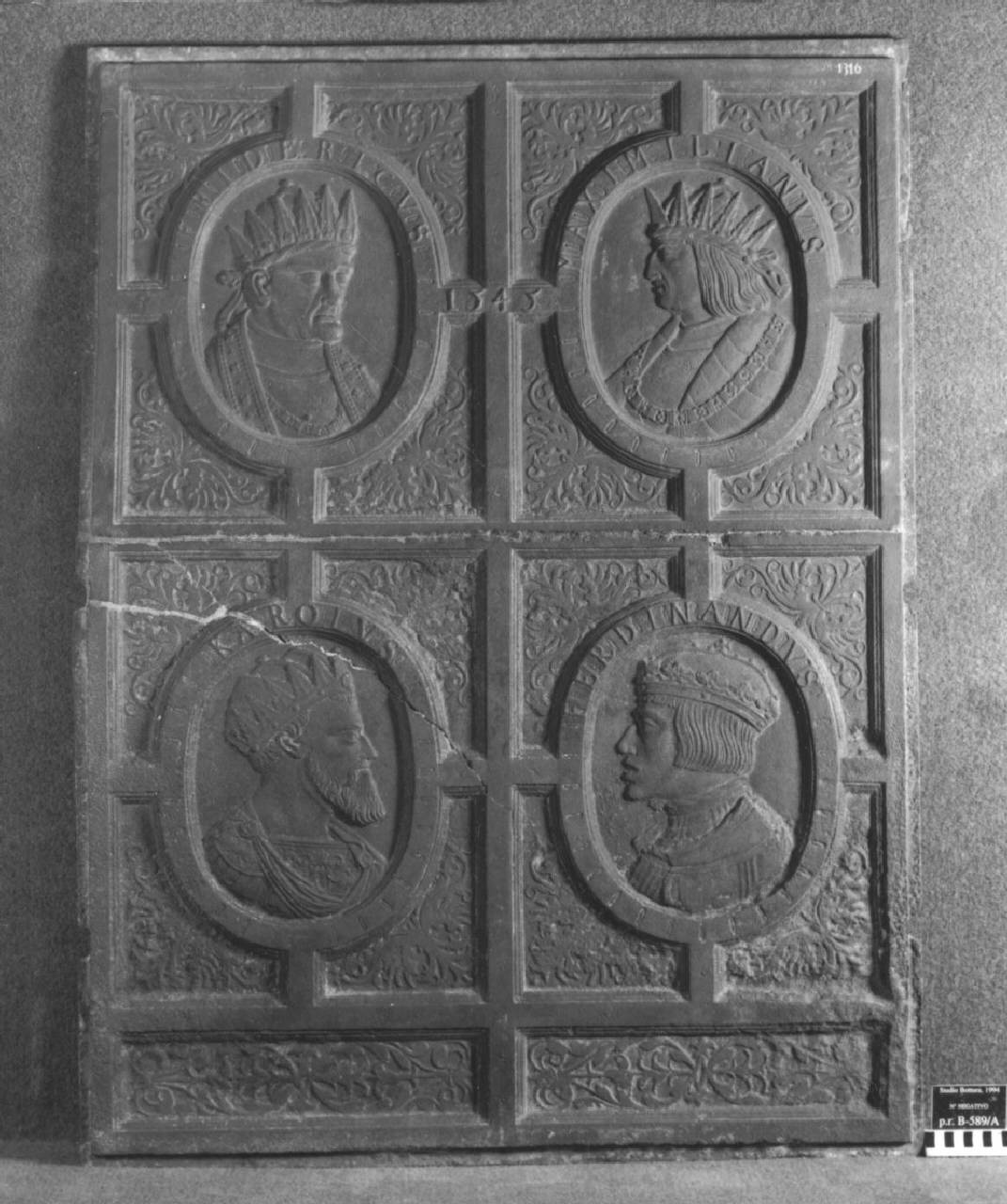 Fondale di camino con effigi di regnanti (camino, fondale di?) di Scultore - ambito lombardo (secondo quarto sec. XVI)