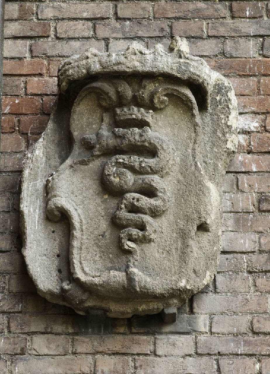 Scudo recante stemma Visconti coronato (stemma mistilineo, altorilievo) di Scultore - ambito lombardo (sec. XVI)