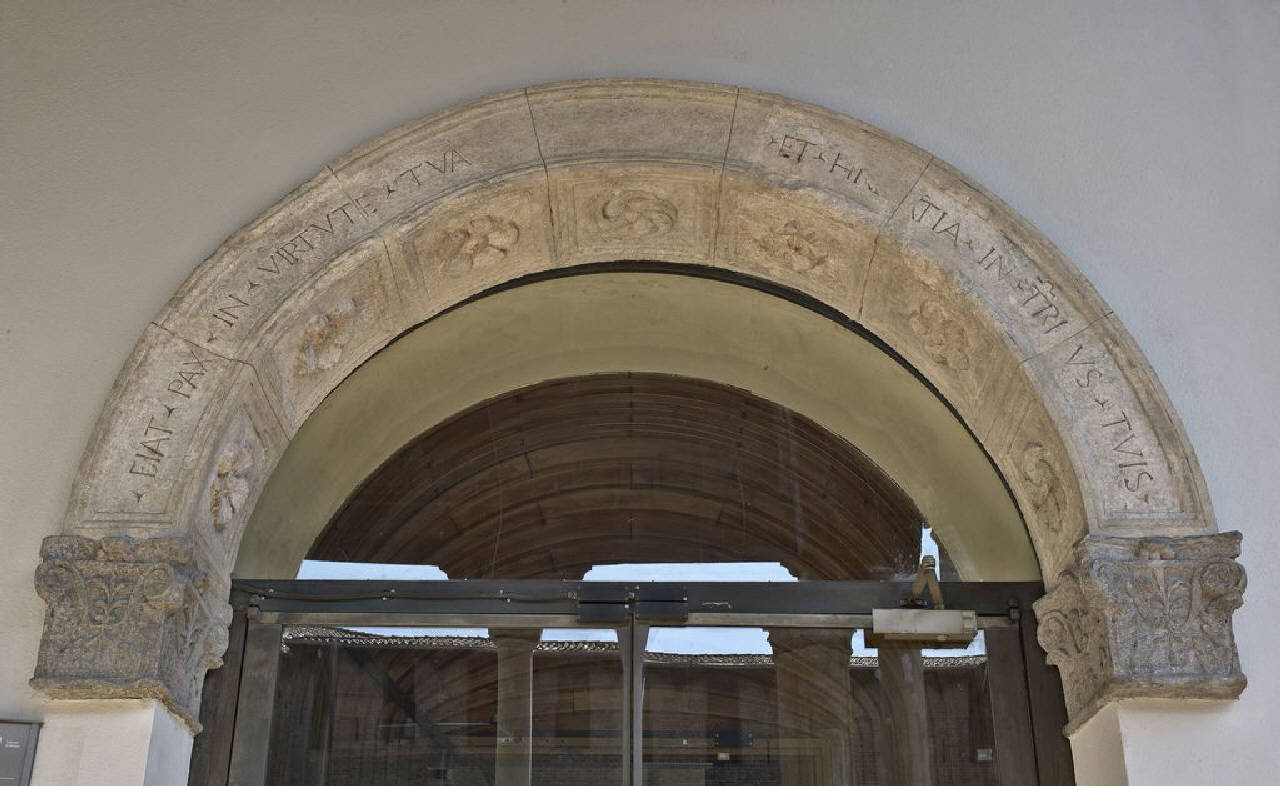 Archivolto recante il salmo Fiat pax in virtute tua (CXXII, v. 7) (arco, semicapitelli) di Scultore - ambito lombardo (primo quarto sec. XV)