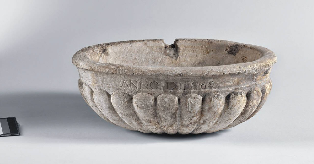 Acquasantiera. A.D. 1569 (vasca) di Scultore - ambito lombardo (sec. XVI)