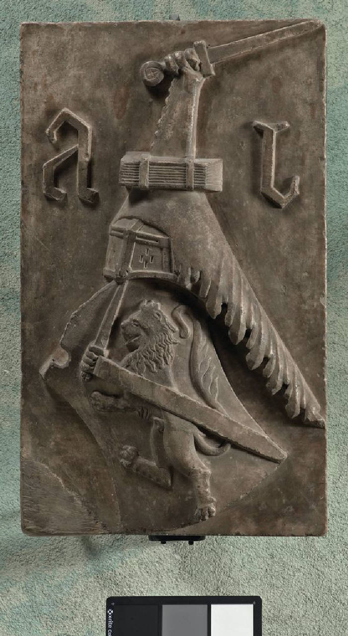 Lastra con scudo torneario con lettere gotiche "a" e "l" (lastra, rilievo) di Scultore - ambito lombardo (prima metà sec. XV)