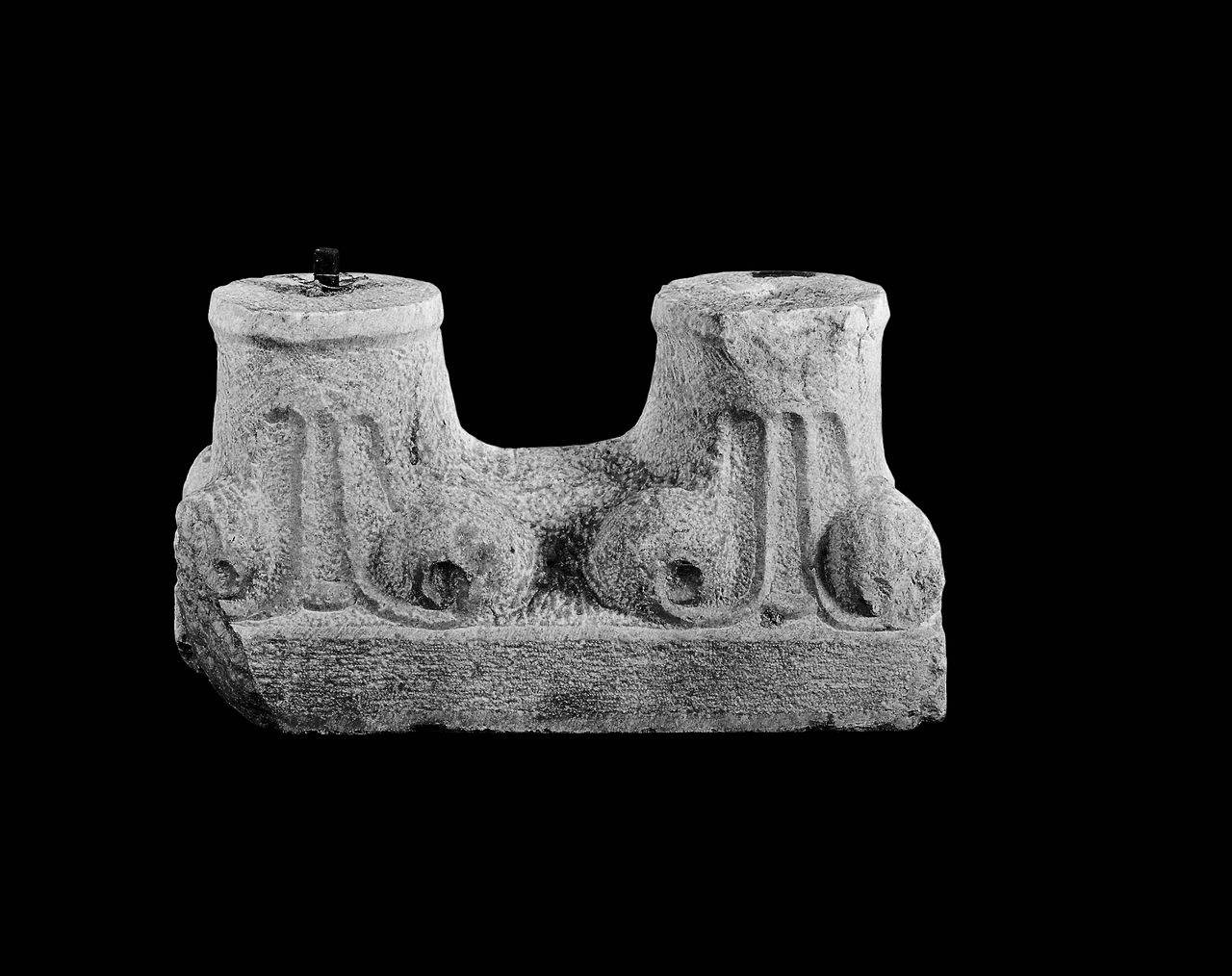 Zoccolo con coppia di basi di colonne binate (base binata) di Pecorari, Francesco (bottega) (secondo quarto sec. XIV)