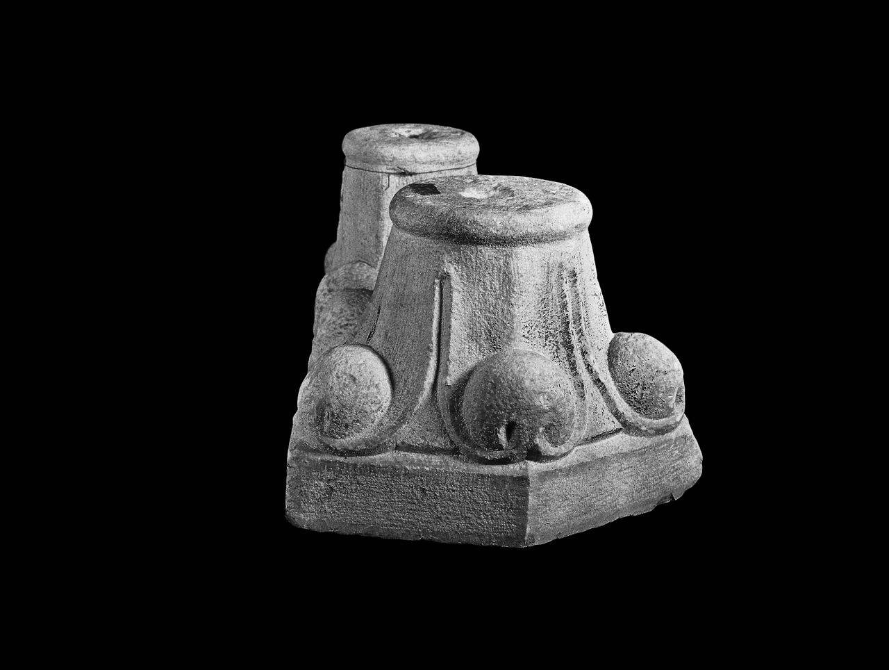 Coppia di capitelli di colonna binata (capitello binato) di Pecorari, Francesco (bottega) (secondo quarto sec. XIV)