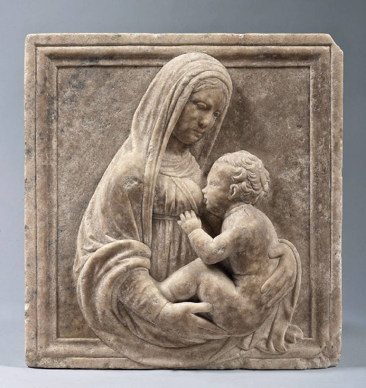 Madonna del latte (lastra, altorilievo) di Scultore - ambito lombardo (fine/ inizio sec. XV)