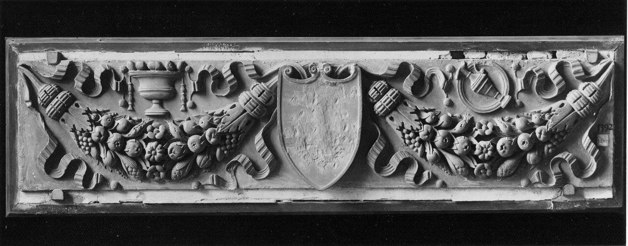 Lastra con stemma e festoni: parte del Monumento di Lancino Curzio? (lastra, altorilievo) di Scultore; Busti, Agostino detto Bambaia (o Bambaja) (; attribuito) - ambito lombardo (primo quarto sec. XVI)