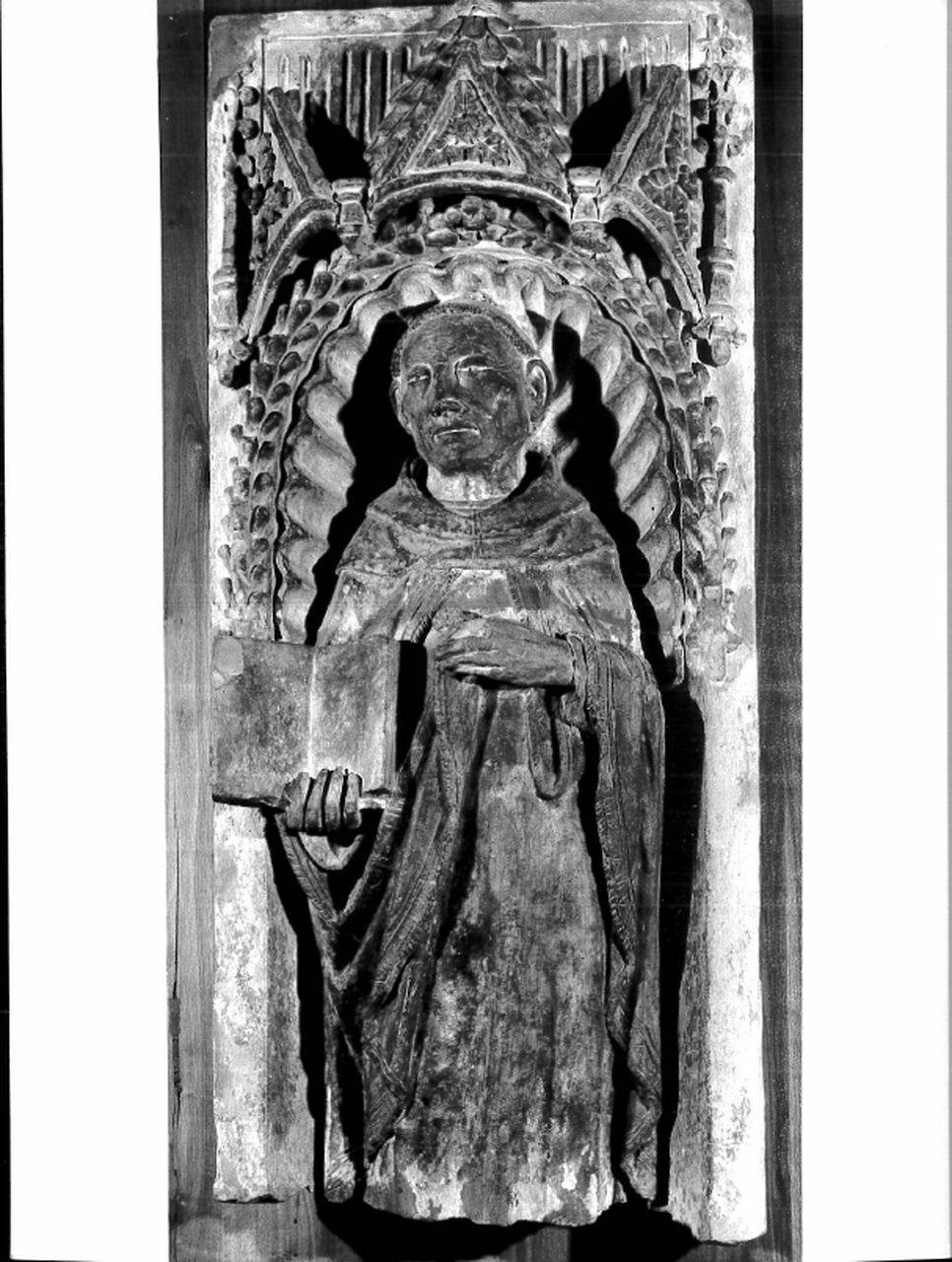 Monaco con libro entro edicola cuspidata (edicola, altorilievo) di Plasticatore; Maestro della Madonna del topo (; attribuito) - ambito lombardo (seconda metà sec. XV)