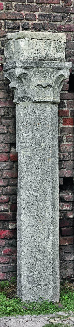 Colonna ottagonale con capitello a foglie d'acqua e resti di base d'imposta, da casa Missaglia ? (colonna ottagonale con capitello a foglie d'acqua e resti di base d'imposta) di Scultore - ambito lombardo (seconda metà sec. XV)