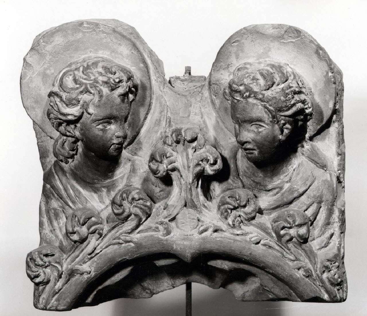 Busti angelici aureolati sopra una nicchia (edicola cuspidata, parte di altorilievo) di Michele di Niccolò di Dino detto Michele da Firenze (secondo quarto sec. XV)