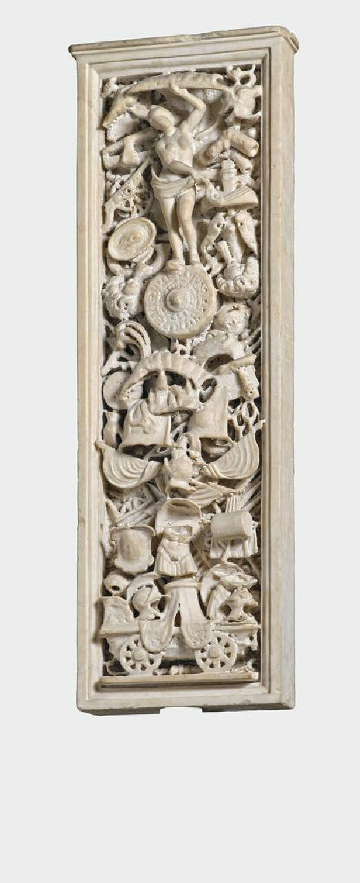 Lesena a trofei e figura allegoria femminile (la Fortuna?) (lesena) di Busti, Agostino detto Bambaia (o Bambaja) (e aiuti) (primo quarto sec. XVI)