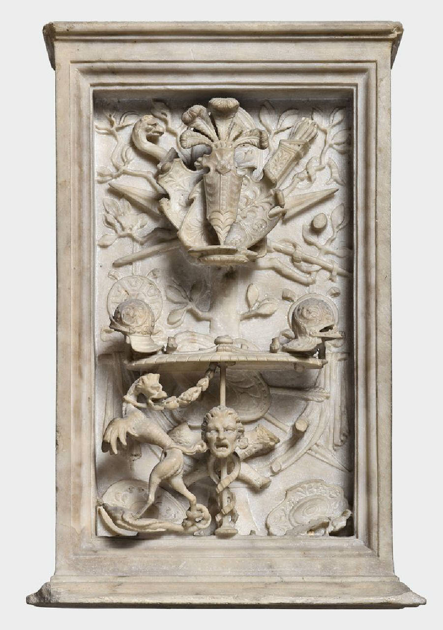 Pilastrino con panoplia e due elmi (pilastrino) di Busti, Agostino detto Bambaia (o Bambaja) (e aiuti) (primo quarto sec. XVI)