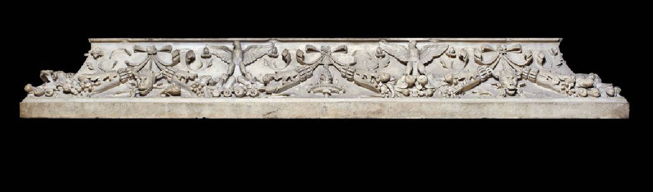 Lastra con ghirlande (base) di Busti, Agostino detto Bambaia (o Bambaja) (primo quarto sec. XVI)