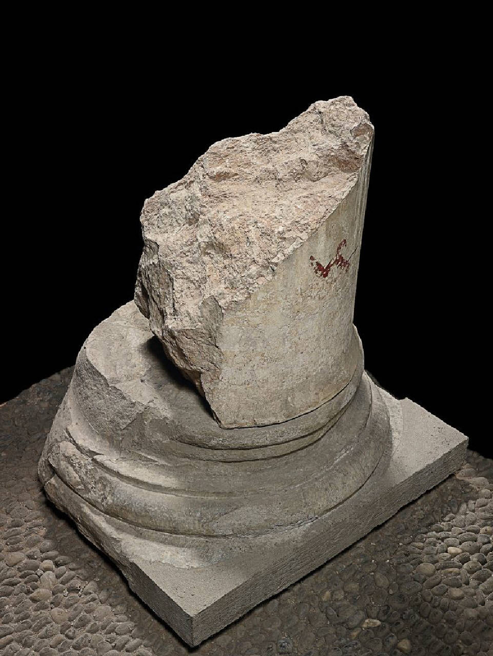 Base e parte di colonna recante carattere grafico dipinto (bae e colonna, parte di) di Scultore - ambito lombardo (sec. IV)