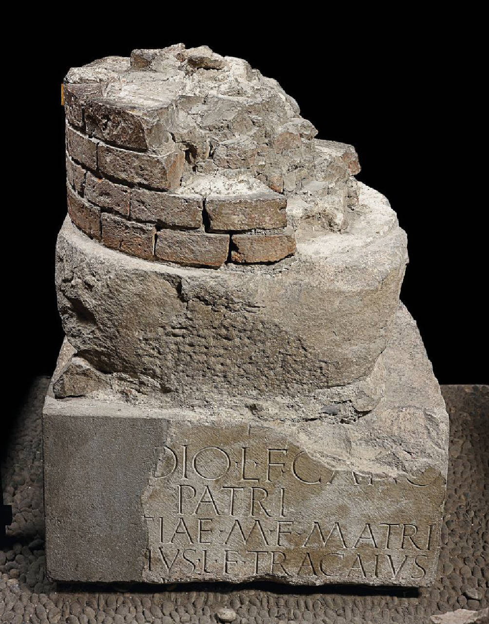 Plinto recante iscrizione a Tracaius e parte di colonna (plinto, colonna in pietra e laterizio, parte di) di Scultore; Epigrafista (prima metà sec. I)