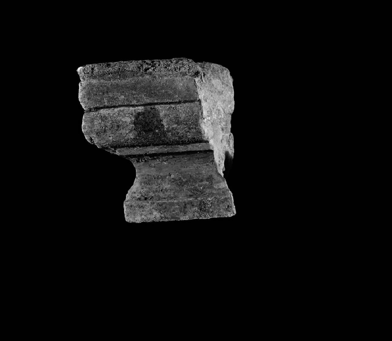 Frammento di base (base, frammento di) di Scultore - ambito lombardo (fine-prima metà sec. XIII sec. XII)
