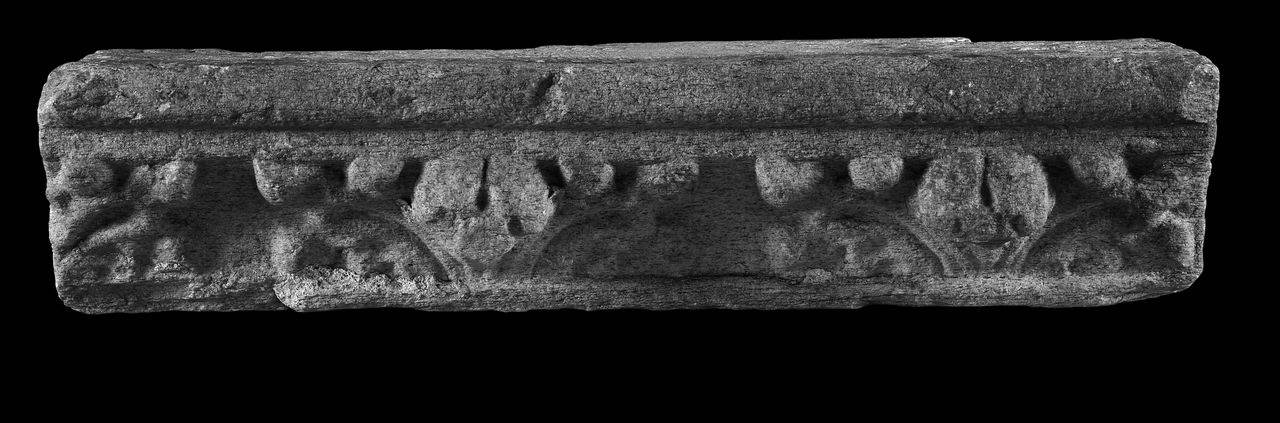 Cornice a elementi floreali a crochet formata da due elementi (cornice) di Scultore - ambito lombardo (terzo quarto sec. XV)