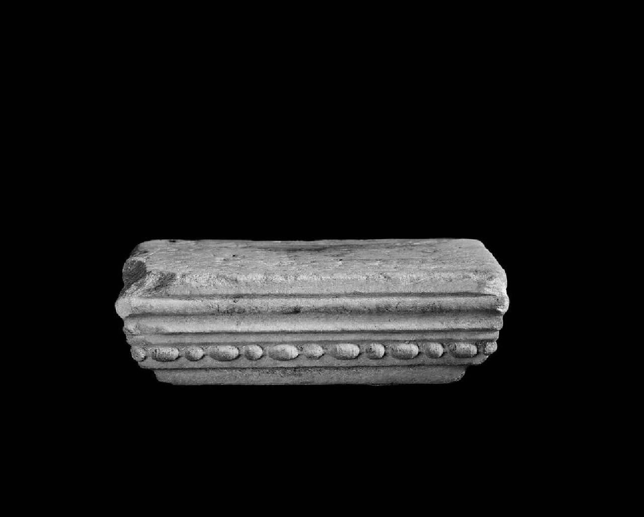 Mensola con decorazione a perline e ovoli. (mensola) di Scultore - ambito lombardo (terzo quarto sec. XV)