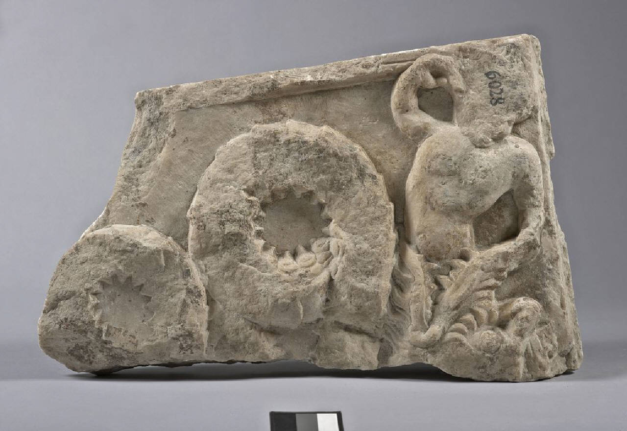 Quarto sinistro di ducale dal Castello Sforzesco (lastra, quarto di ducale, rilievo) di Scultore - ambito lombardo (fine sec. XV)