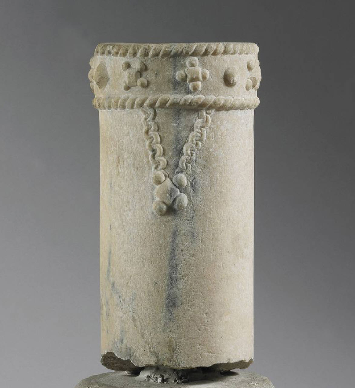 Colonnina con decoro di gemme, entro un doppio profilo a torciglione, e pendente (colonnina) di Scultore - ambito lombardo (sec. XV)