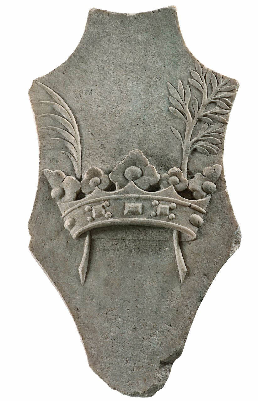 Scudo a testa di cavallo: impresa della corona ducale e dei piumai (lastra mistilinea) di Briosco, Benedetto (bottega) (ultimo quarto sec. XV)