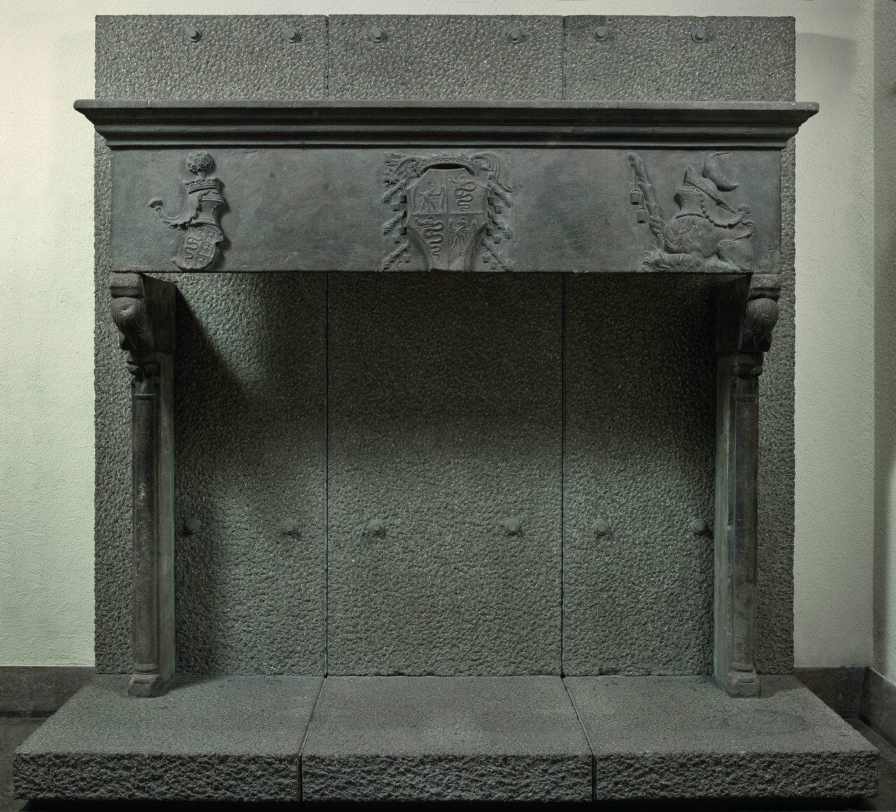 Camino con imprese di Galeazzo Maria Sforza (camino) di Scultore - ambito lombardo (terzo quarto sec. XV)