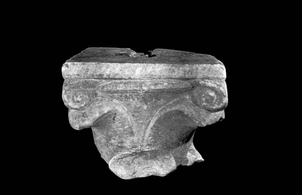 Capitello a quattro foglie decurtato della zona inferiore (capitello) di Scultore - ambito lombardo (sec. XII)