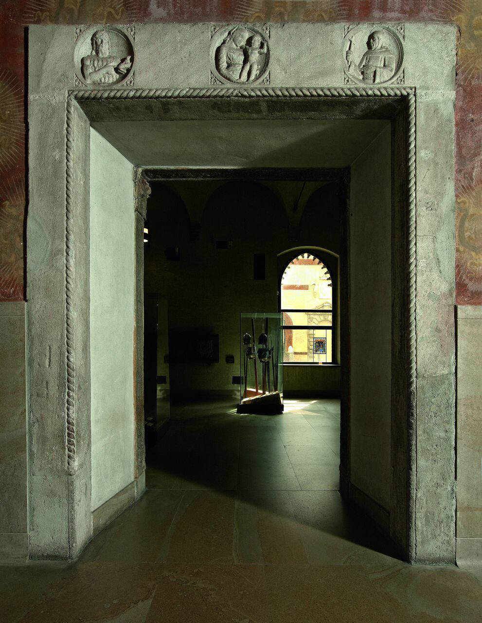 Portale con Madonna e Bambino tra i santi Giovanni Battista e Francesco (portale) di Scultore - ambito lombardo (prima metà sec. XV)