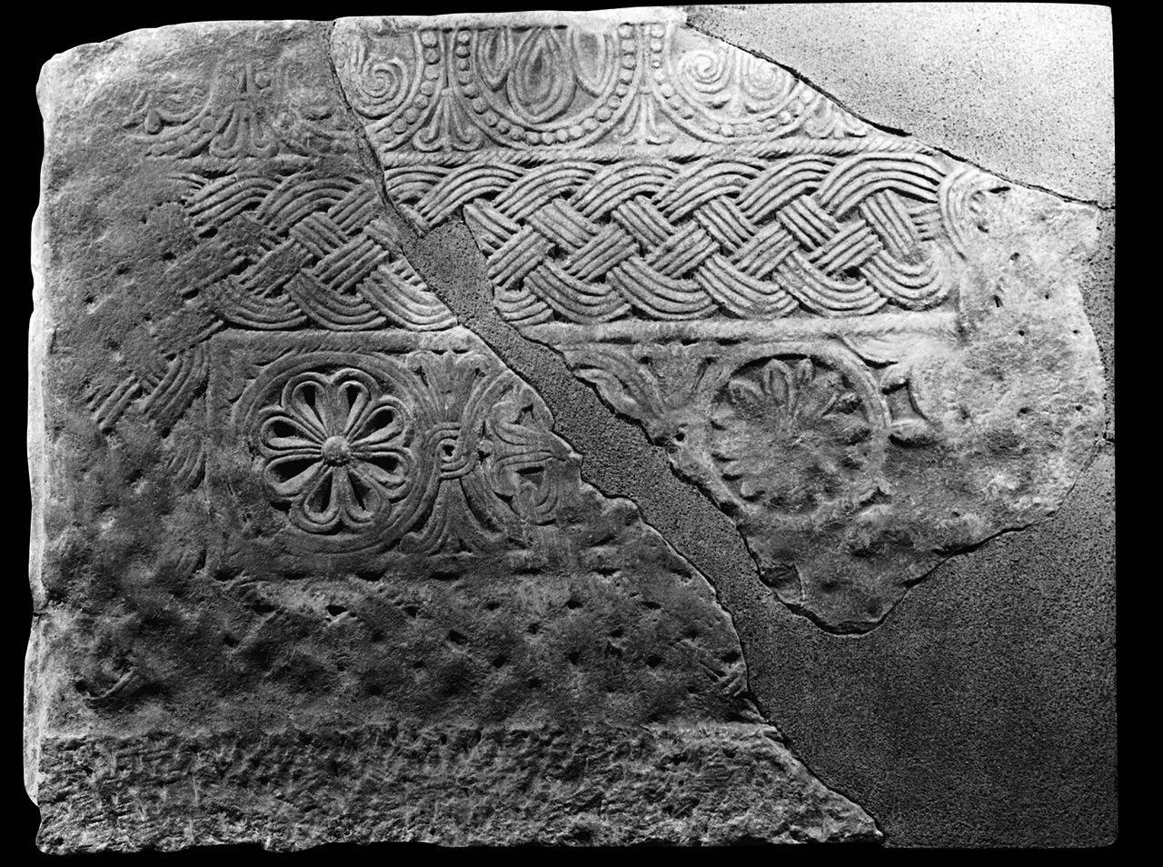 Pluteo con palmette, nastri e rosoni (pluteo, parte di) di Scultore - ambito lombardo (seconda metà sec. VIII)