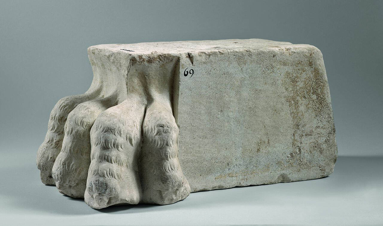Trapezoforo a zampa leonina, in pendant (trapezoforo) di Scultore - ambito lombardo (fine/ inizio sec. XV)