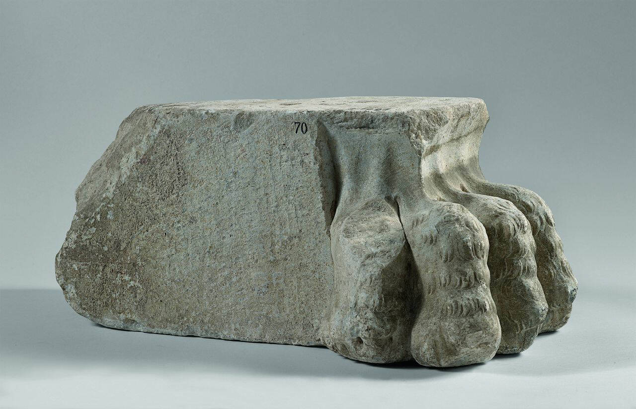 Trapezoforo a zampa leonina, in pendant (trapezoforo) di Scultore - ambito lombardo (fine/ inizio sec. XV)