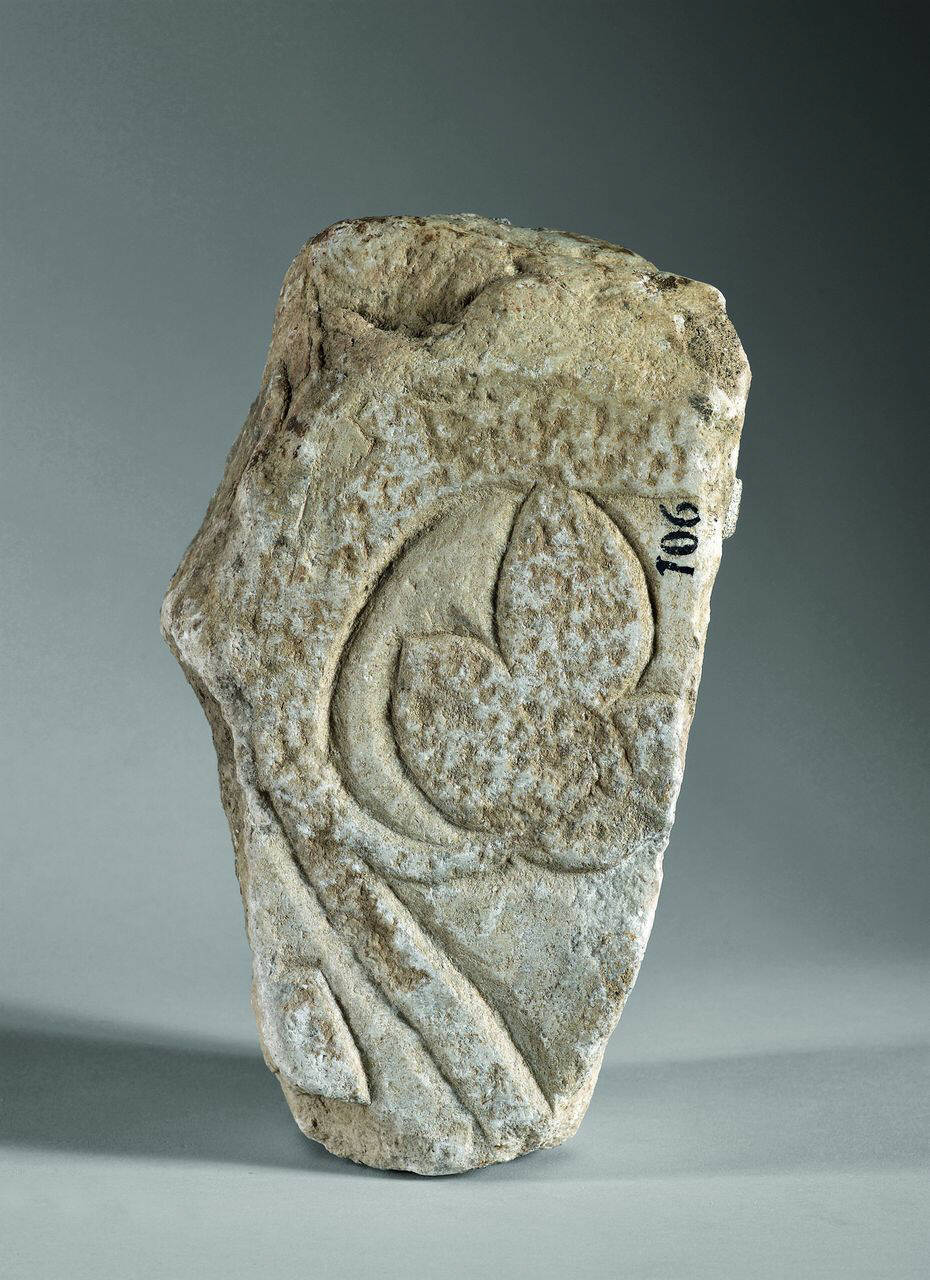 Elemento non identificato recante su due facce parti fogliacee (elemento non identificato) di Scultore - ambito lombardo (sec. VIII)