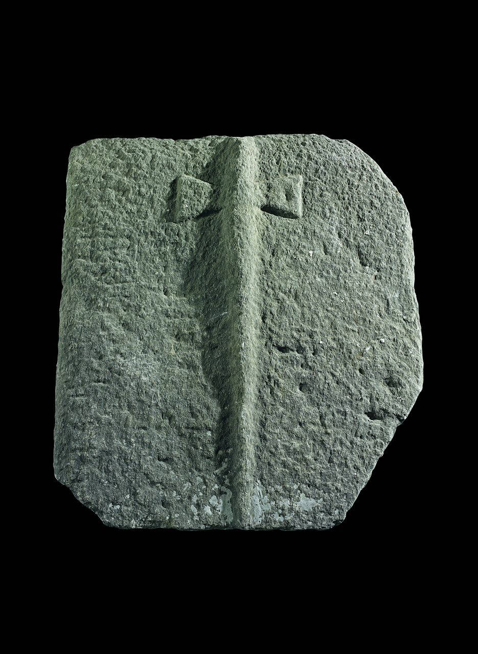 Lastra funeraria crucifera da Castelseprio (lastra tombale) di Scultore - ambito lombardo (fine/ inizio sec. VII)