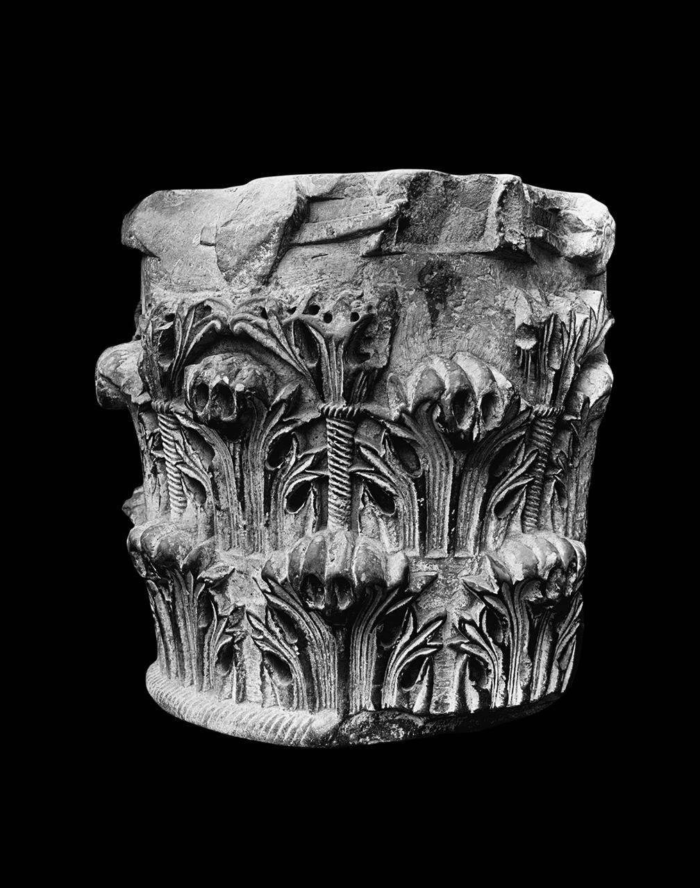 Capitello di semipilastro a due ordini di foglie d'acanto (capitello di semipilastro) di Scultore - ambito lombardo (sec. XII)