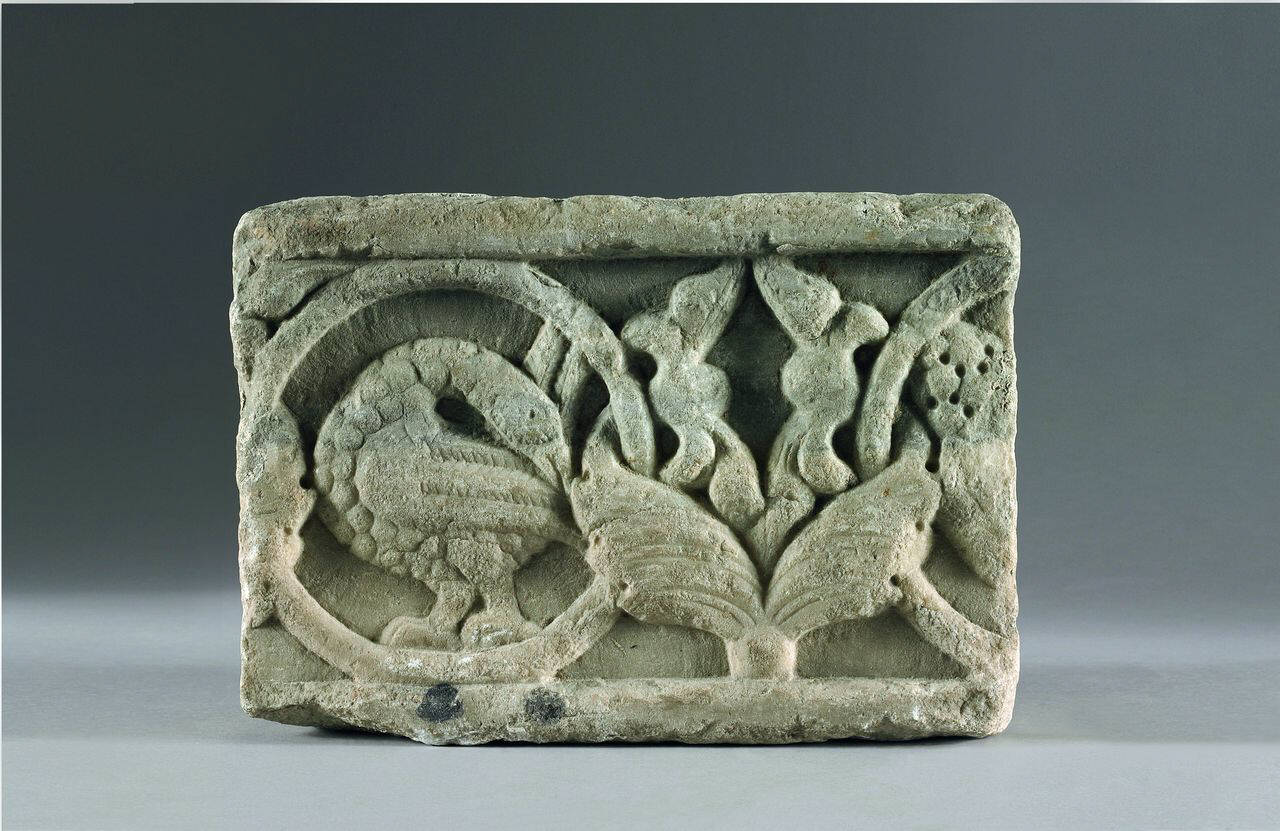 Cornice con girale animato con uccello, grappolo d'uva? e palmetta (cornice (?), parte di) di Scultore - ambito veneto (fine/ inizio sec. XI)