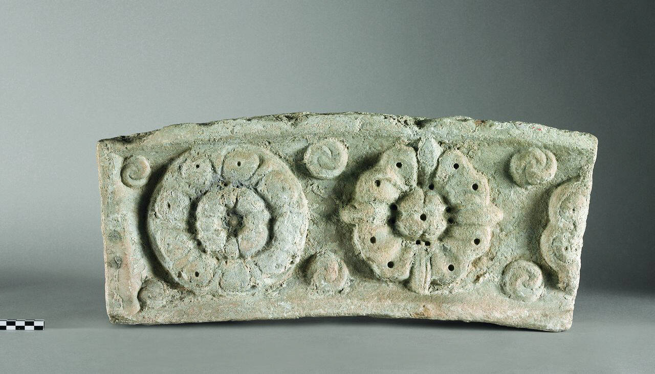 Cornice d'arco con fioroni lavorati a trapano e rosette (cornice d'arco, frammento di) di Scultore - ambito veneto (fine/ inizio sec. XI)