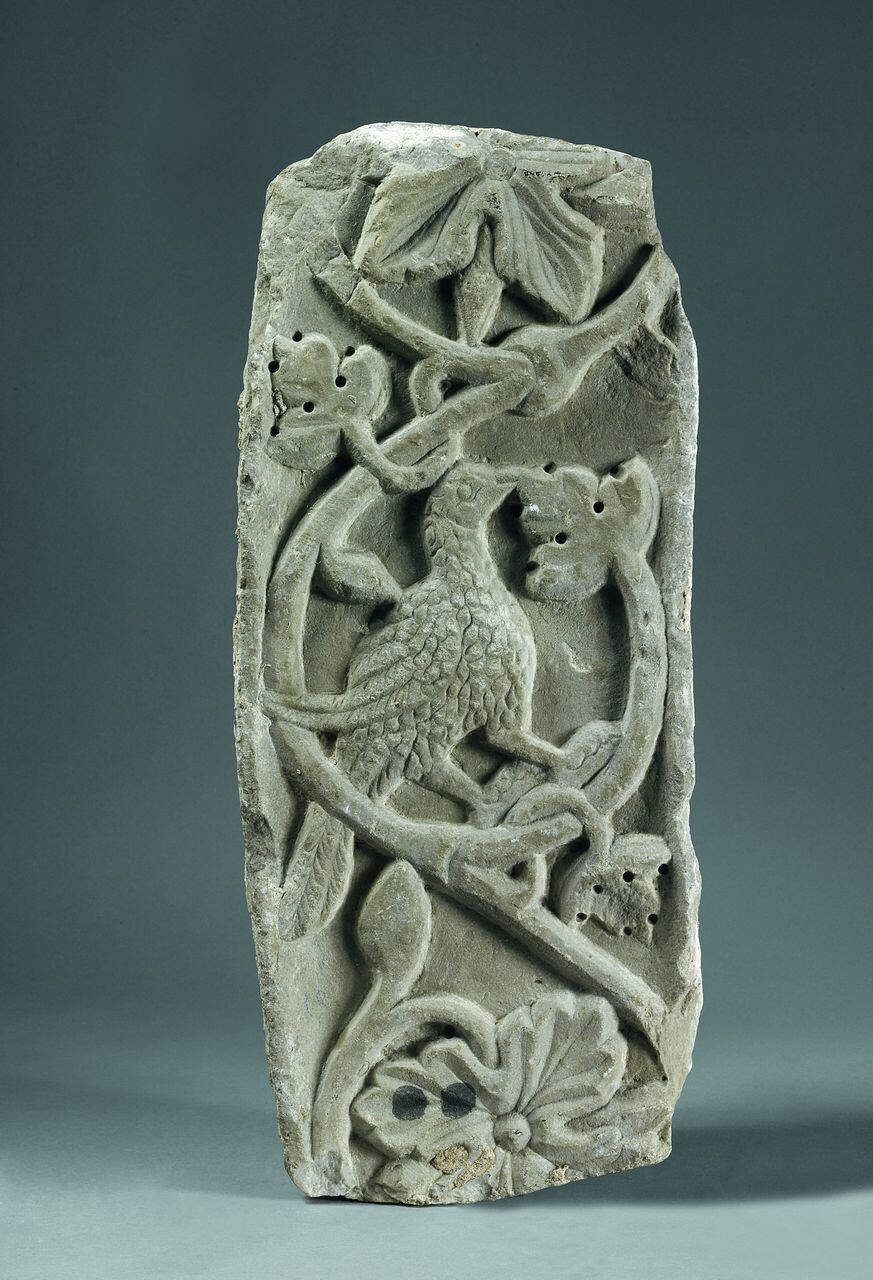 Concio d'arco con girale animato da un uccello e da due fiori frammentari (cornice (?), frammento di) di Scultore - ambito lombardo (fine/ inizio sec. XI)