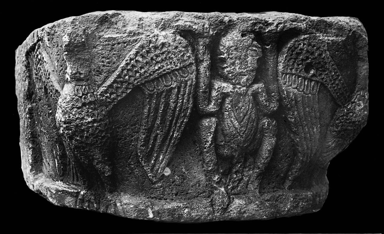 Capitello con telamone tra due aquile (capitello) di Scultore - ambito lombardo (inizio sec. XII)