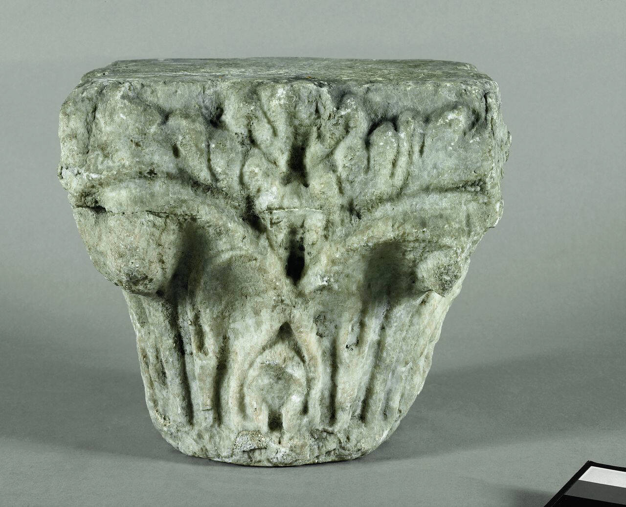 Capitello ad un ordine di foglie avvolgenti l'abaco (capitello) di Scultore - ambito lombardo (fine/ inizio sec. XI)
