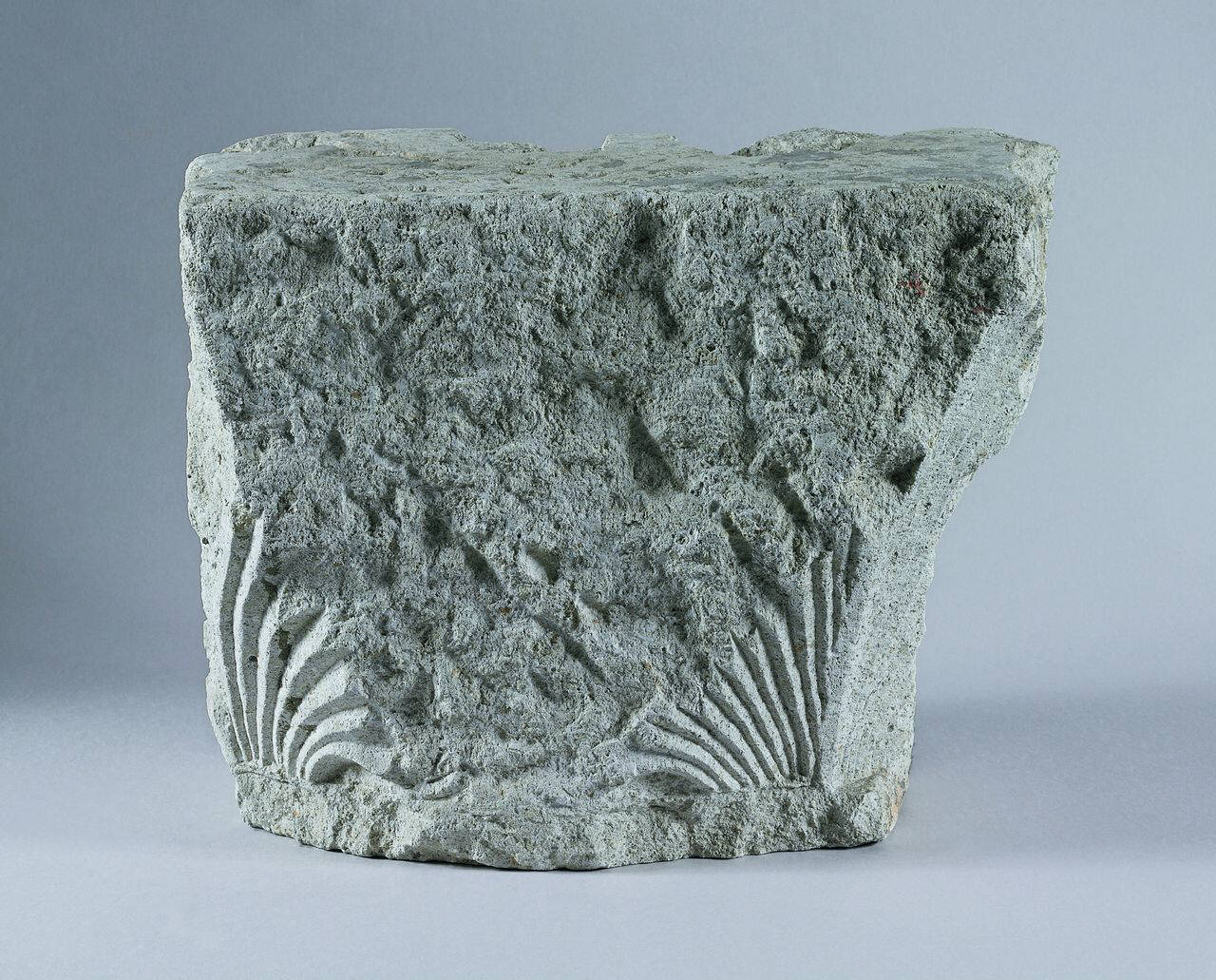 Capitello di semi colonna con grande foglia a palma frammentario (capitello, parte di) di Scultore - ambito lombardo (fine sec. XI)