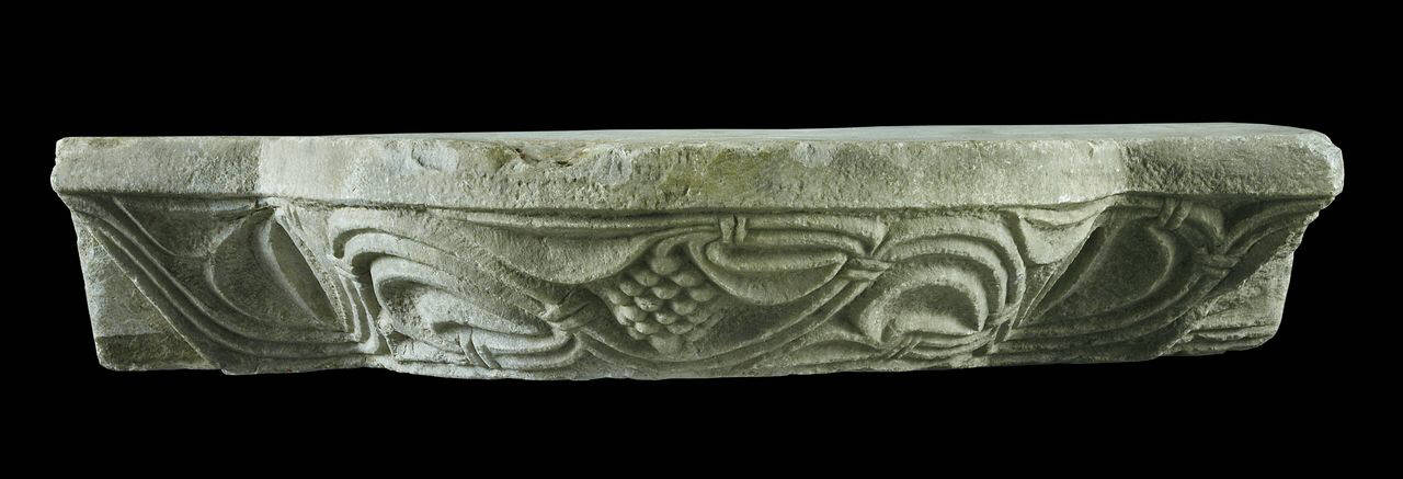 Mensola con decoro di girale nastriforme e pigna (mensola con profilo mistilineo) di Scultore - ambito lombardo (sec. XII)