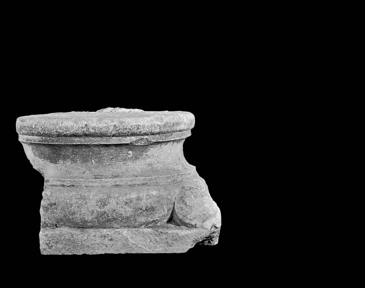 Base di pilastro frammentaria (base, parte di) di Scultore - ambito lombardo (fine-prima metà sec. XIII sec. XII)