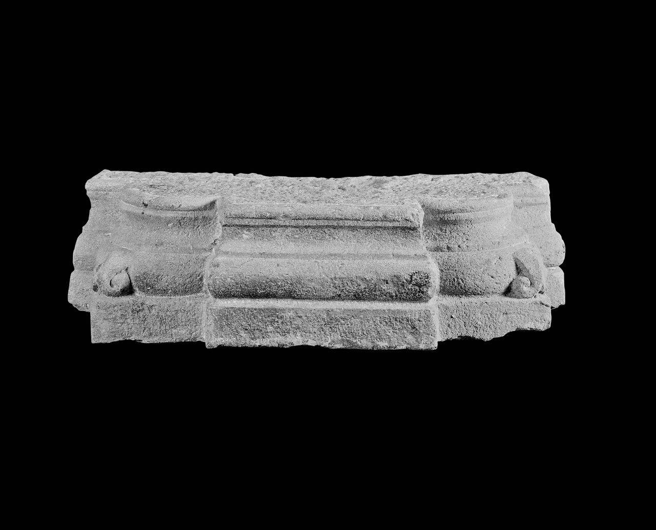 Base di pilastro a cinque sezioni (base di pilastro a cinque sezioni) di Scultore - ambito lombardo (fine/inizio sec. XII)