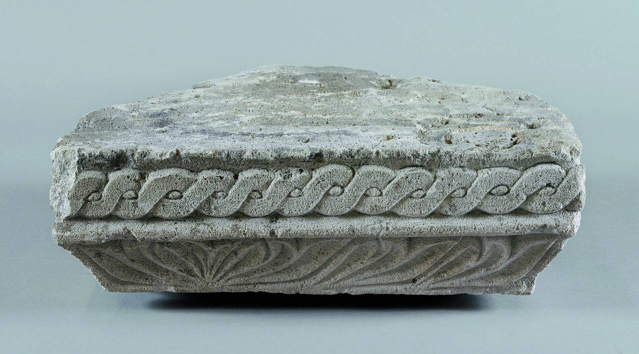 Pulvino decorato a due ordini con nastro intrecciato e sequenza di foglie trilobe (pulvino) di Scultore - ambito lombardo (fine sec. XI)