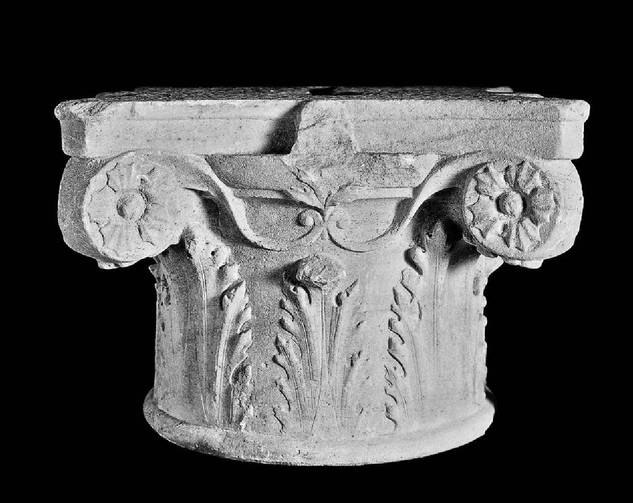 Capitello a quattro palmette diverse tra grandi foglie d'acanto (capitello) di Scultore - ambito lombardo (fine/inizio sec. XV)